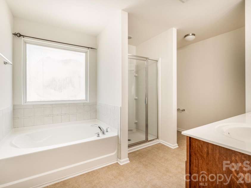 8212 Ruby Valley Road, Charlotte, NC 28277.  MLS# CAR4400467, YatesRealty ID 36734. Master Bath