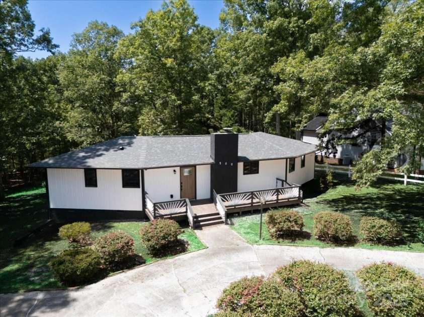 200 Lakeview Road, Albemarle, NC 28001.  MLS# CAR4306695, YatesRealty ID 3674. 