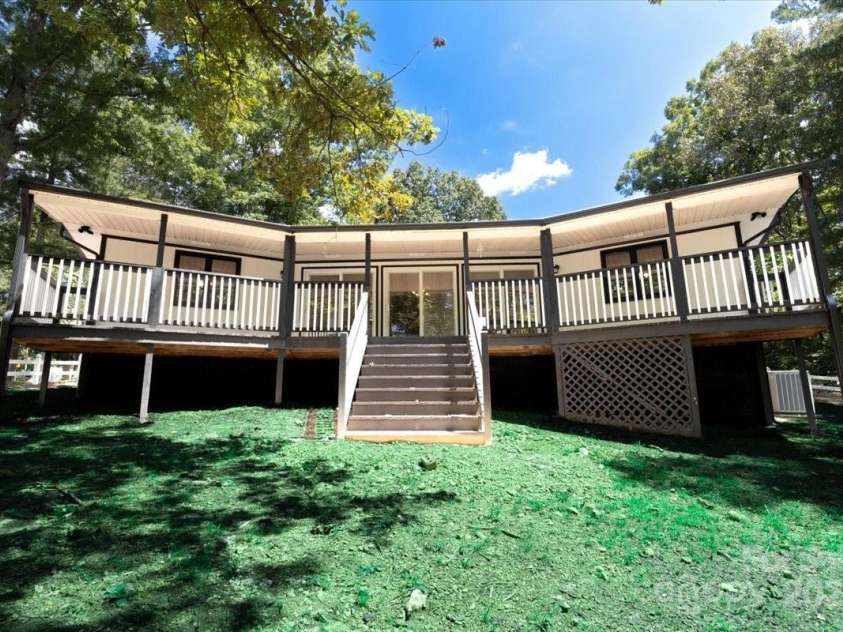 200 Lakeview Road, Albemarle, NC 28001.  MLS# CAR4306695, YatesRealty ID 3674. 