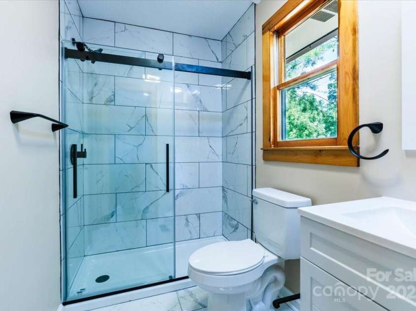 200 Lakeview Road, Albemarle, NC 28001.  MLS# CAR4306695, YatesRealty ID 3674. Bathroom