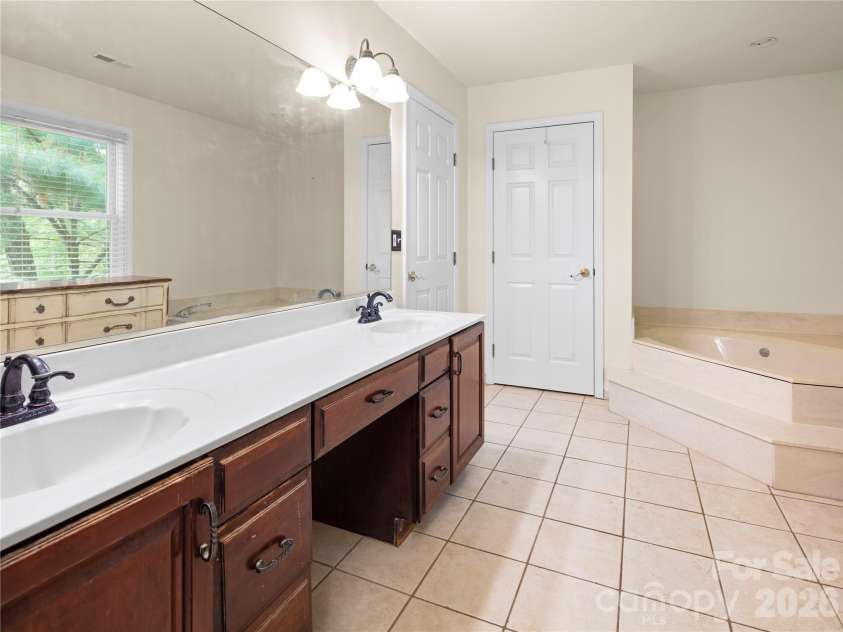 105 Braeside Circle, Asheville, NC 28803.  MLS# CAR4383221, YatesRealty ID 36740. 
