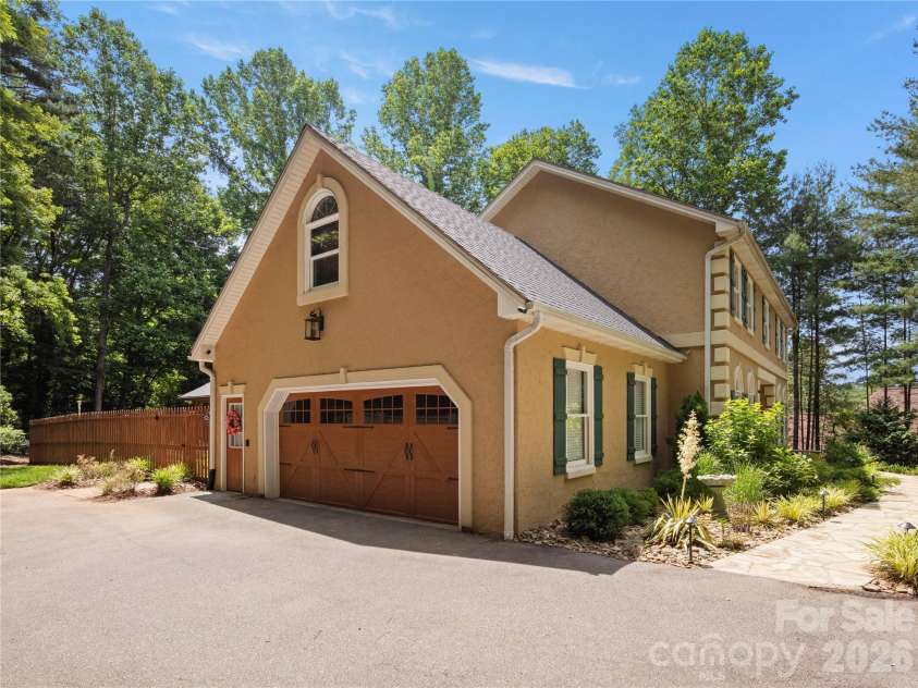 105 Braeside Circle, Asheville, NC 28803.  MLS# CAR4383221, YatesRealty ID 36740. 