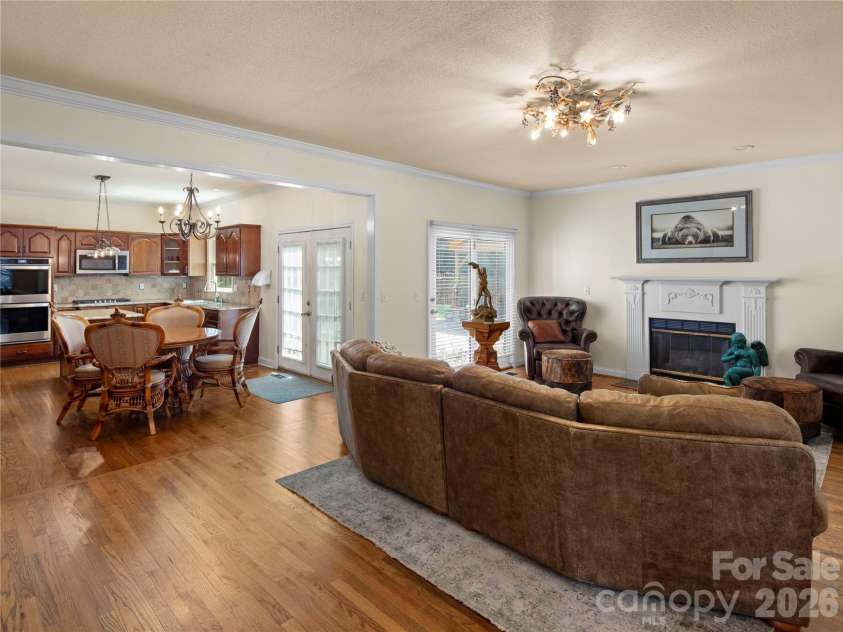 105 Braeside Circle, Asheville, NC 28803.  MLS# CAR4383221, YatesRealty ID 36740. Easy access to back patio