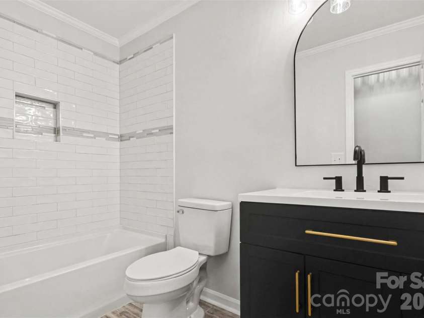 4108 Wimbledon Drive, Dallas, NC 28034.  MLS# CAR4402629, YatesRealty ID 36742. 2nd Floor Hall Bath