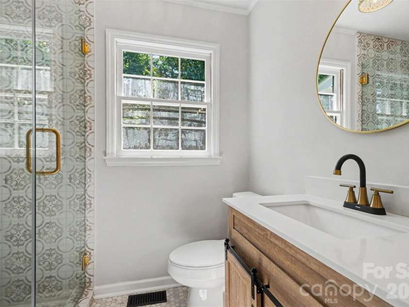 4108 Wimbledon Drive, Dallas, NC 28034.  MLS# CAR4402629, YatesRealty ID 36742. Downstairs Primary Bath