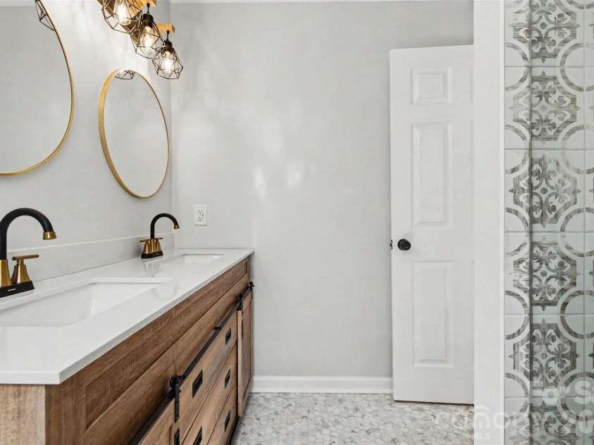 4108 Wimbledon Drive, Dallas, NC 28034.  MLS# CAR4402629, YatesRealty ID 36742. Downstairs Primary Bath