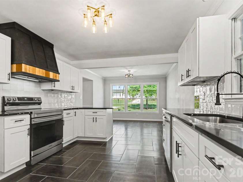 4108 Wimbledon Drive, Dallas, NC 28034.  MLS# CAR4402629, YatesRealty ID 36742. Kitchen