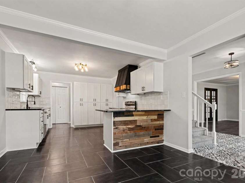 4108 Wimbledon Drive, Dallas, NC 28034.  MLS# CAR4402629, YatesRealty ID 36742. Kitchen