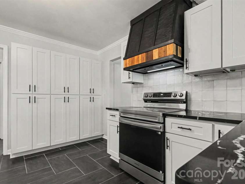 4108 Wimbledon Drive, Dallas, NC 28034.  MLS# CAR4402629, YatesRealty ID 36742. Kitchen