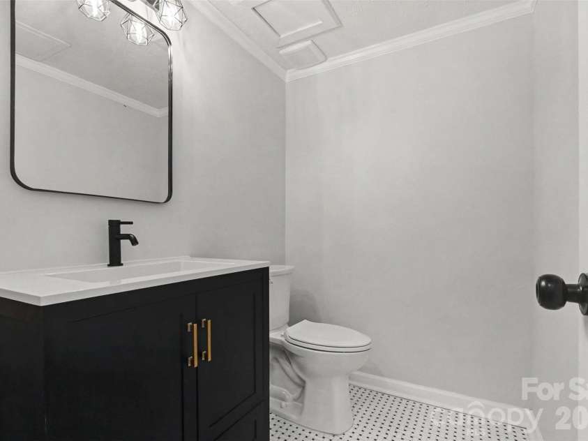 4108 Wimbledon Drive, Dallas, NC 28034.  MLS# CAR4402629, YatesRealty ID 36742. Main Floor Half Bath