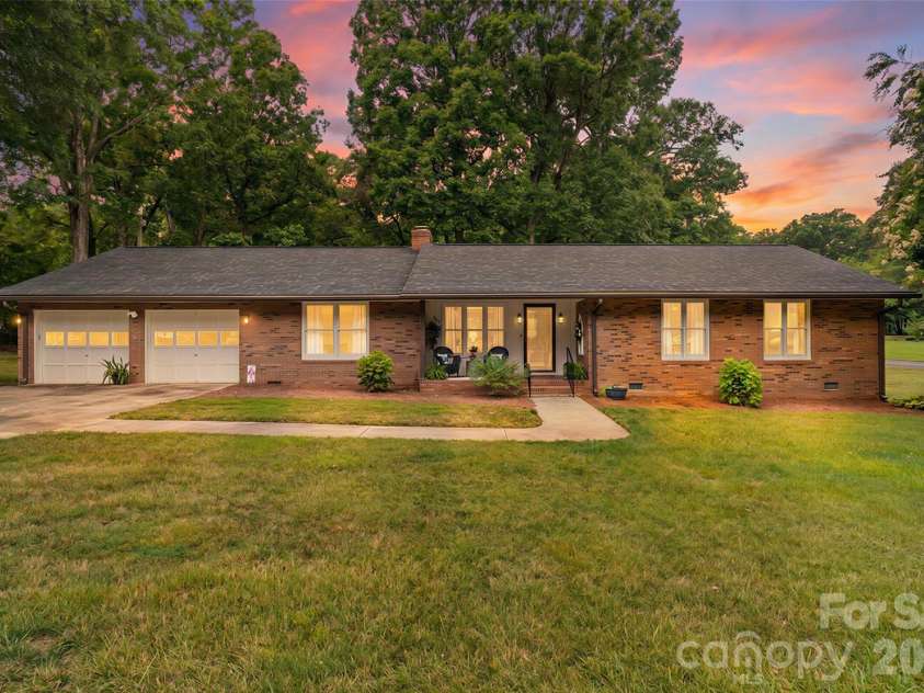 400 Westover Drive, Monroe, NC 28112.  MLS# CAR4402421, YatesRealty ID 36747. 