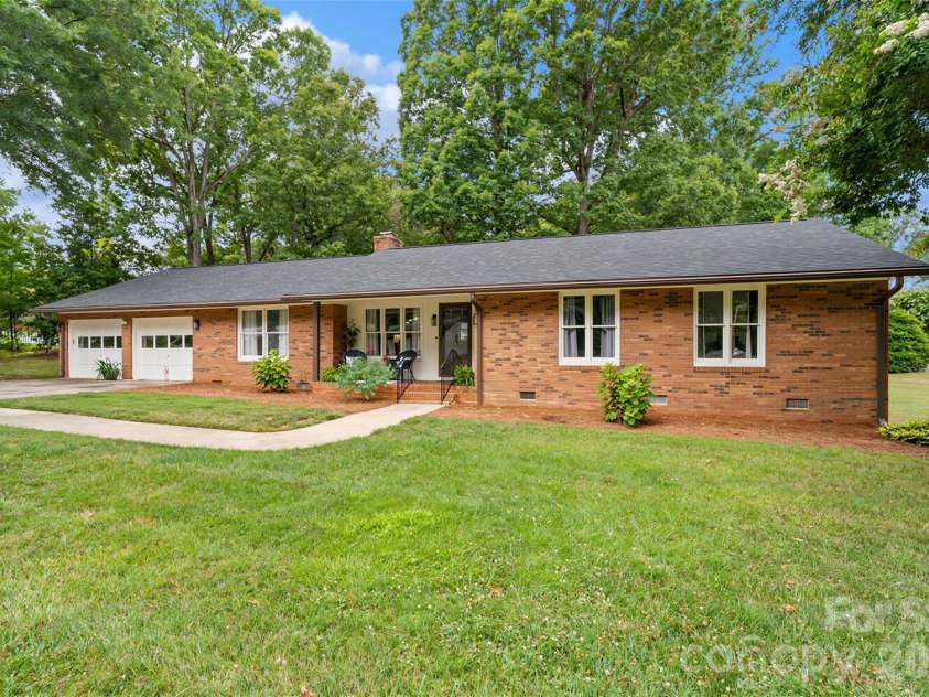 400 Westover Drive, Monroe, NC 28112.  MLS# CAR4402421, YatesRealty ID 36747. 