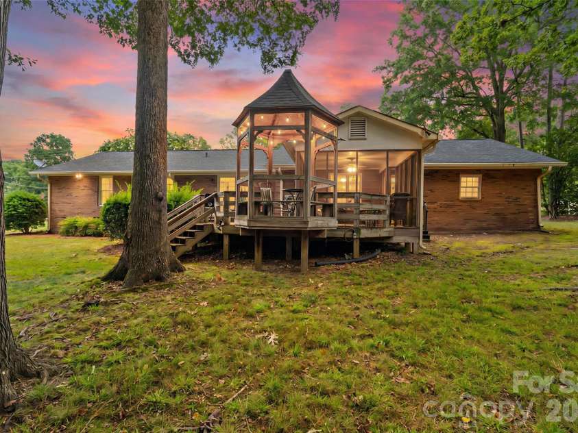 400 Westover Drive, Monroe, NC 28112.  MLS# CAR4402421, YatesRealty ID 36747. 