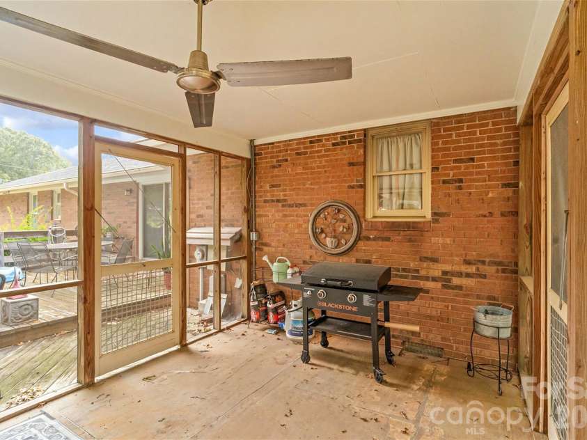 400 Westover Drive, Monroe, NC 28112.  MLS# CAR4402421, YatesRealty ID 36747. 