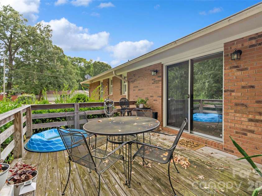 400 Westover Drive, Monroe, NC 28112.  MLS# CAR4402421, YatesRealty ID 36747. 