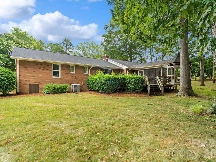 400 Westover Drive, Monroe, NC 28112.  MLS# CAR4402421, YatesRealty ID 36747. 