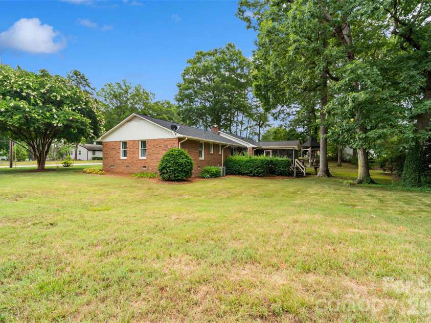 400 Westover Drive, Monroe, NC 28112.  MLS# CAR4402421, YatesRealty ID 36747. 
