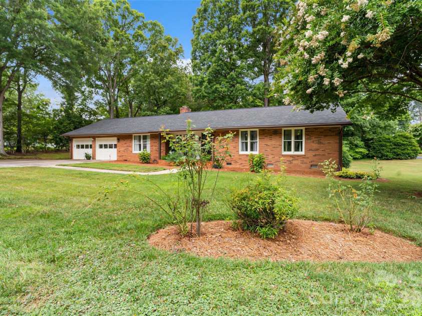 400 Westover Drive, Monroe, NC 28112.  MLS# CAR4402421, YatesRealty ID 36747. 