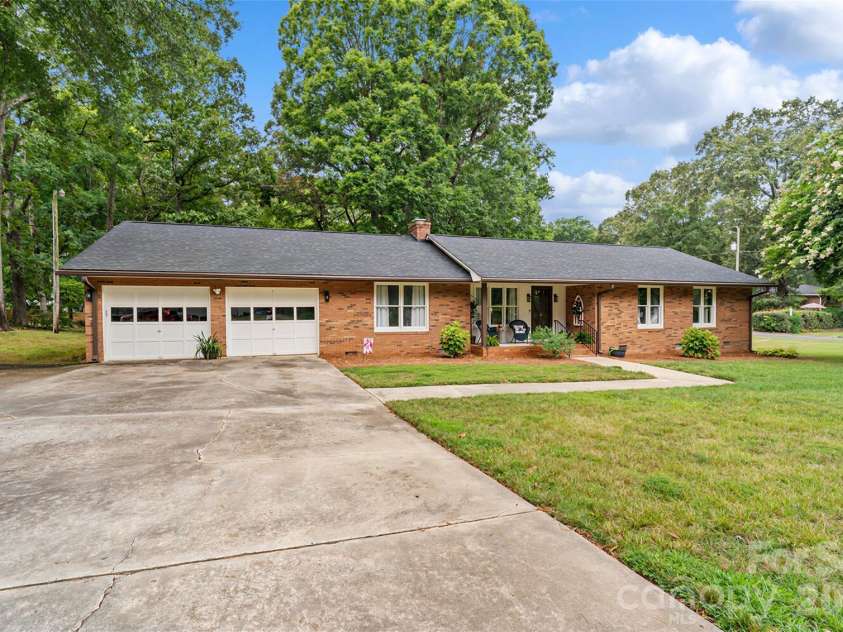 400 Westover Drive, Monroe, NC 28112.  MLS# CAR4402421, YatesRealty ID 36747. 