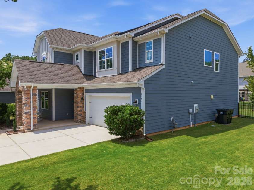 8107 Belfort Forest Lane, Huntersville, NC 28078.  MLS# CAR4401456, YatesRealty ID 36748. 