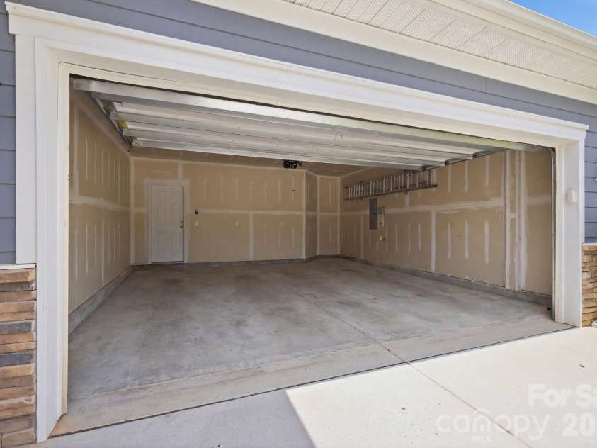 8107 Belfort Forest Lane, Huntersville, NC 28078.  MLS# CAR4401456, YatesRealty ID 36748. 