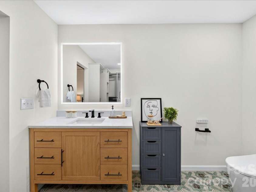 1808 Truman Road, Charlotte, NC 28205.  MLS# CAR4397533, YatesRealty ID 36754. Primary bathroom