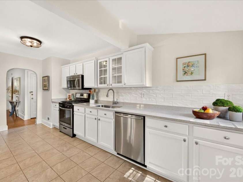 1808 Truman Road, Charlotte, NC 28205.  MLS# CAR4397533, YatesRealty ID 36754. So much counter space!