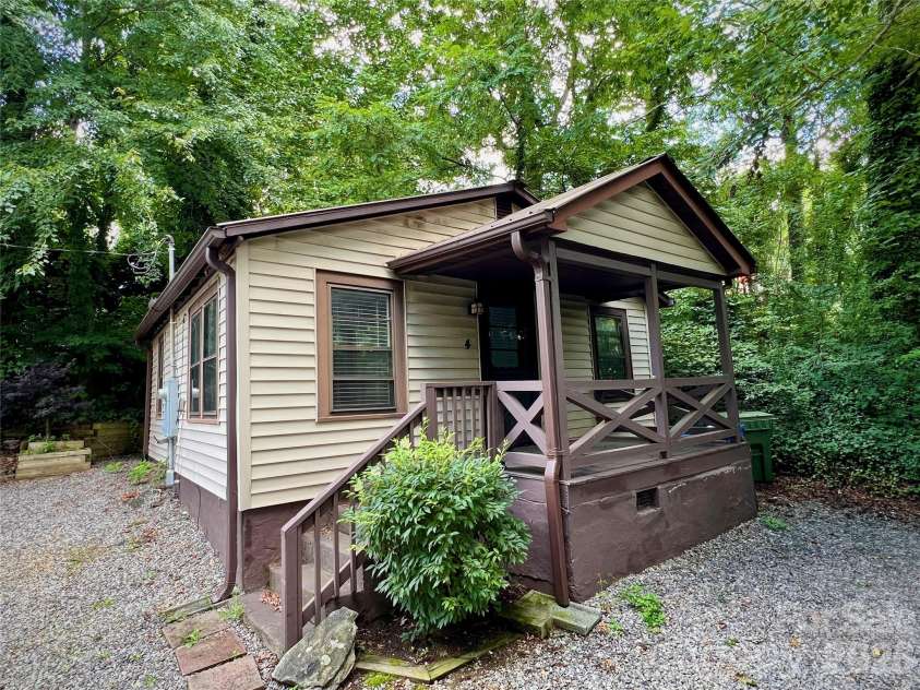4 Arbutus Road, Asheville, NC 28805.  MLS# CAR4401422, YatesRealty ID 36757. 