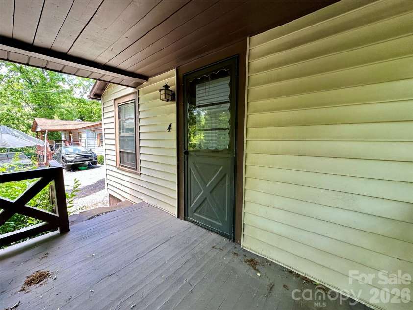 4 Arbutus Road, Asheville, NC 28805.  MLS# CAR4401422, YatesRealty ID 36757. 