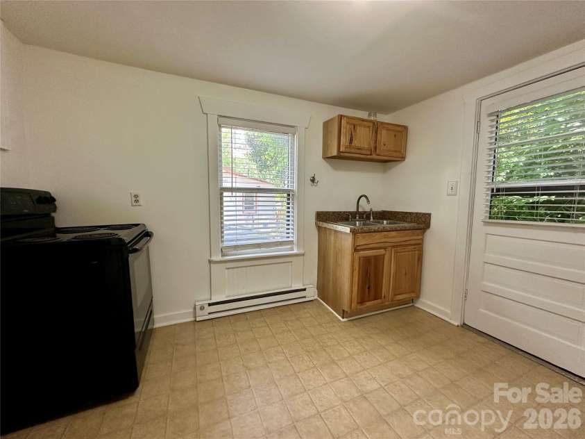 4 Arbutus Road, Asheville, NC 28805.  MLS# CAR4401422, YatesRealty ID 36757. 