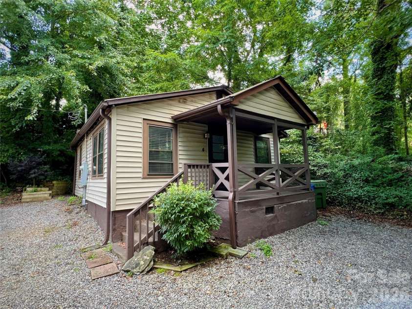 4 Arbutus Road, Asheville, NC 28805.  MLS# CAR4401422, YatesRealty ID 36757. 