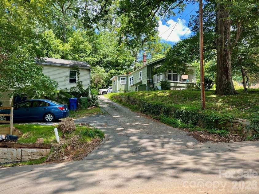 4 Arbutus Road, Asheville, NC 28805.  MLS# CAR4401422, YatesRealty ID 36757. Shared driveway