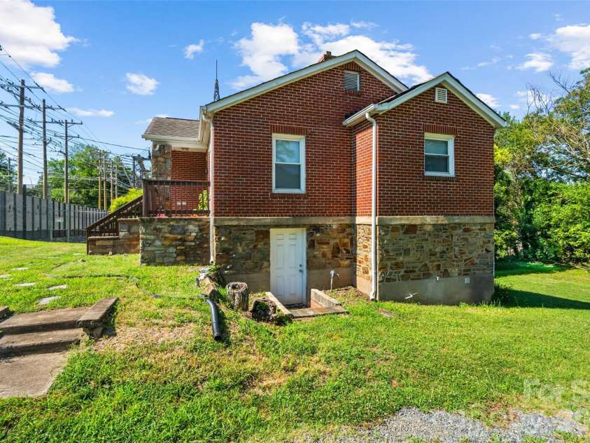 1821 Remount Road, Charlotte, NC 28208.  MLS# CAR4403451, YatesRealty ID 36758. 