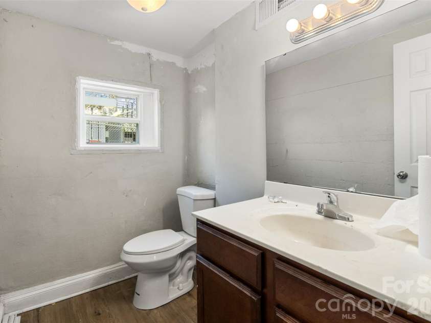 1821 Remount Road, Charlotte, NC 28208.  MLS# CAR4403451, YatesRealty ID 36758. 