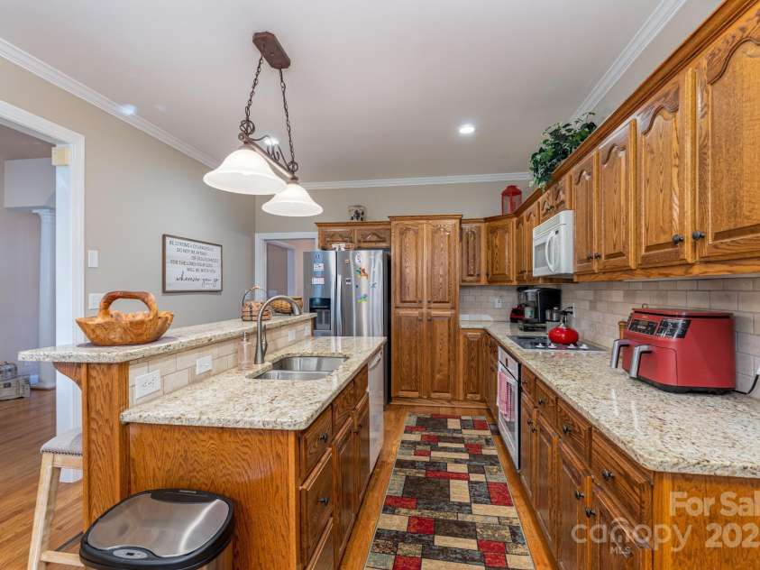 204 Vanderbilt Drive, York, SC 29745.  MLS# CAR4329588, YatesRealty ID 3676. Kitchen with new granite countertops and backsplash 