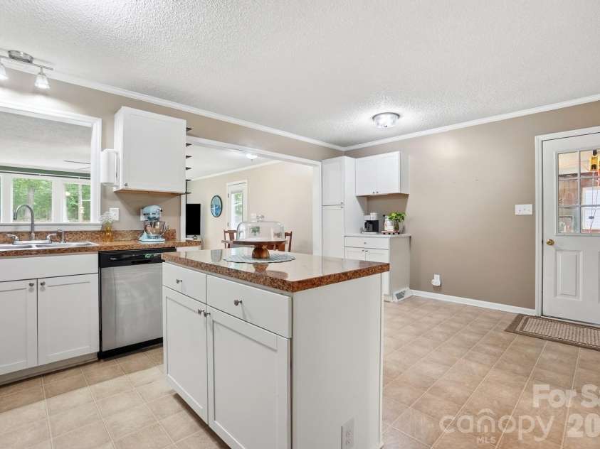 5542 Randolph Road, Kannapolis, NC 28081.  MLS# CAR4394314, YatesRealty ID 36762. 
