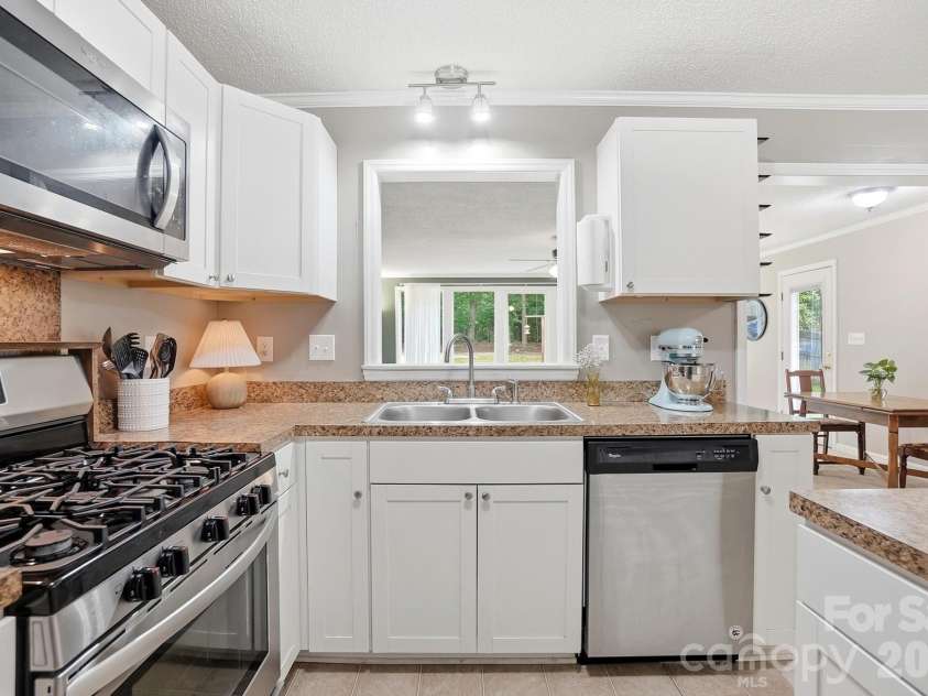 5542 Randolph Road, Kannapolis, NC 28081.  MLS# CAR4394314, YatesRealty ID 36762. 