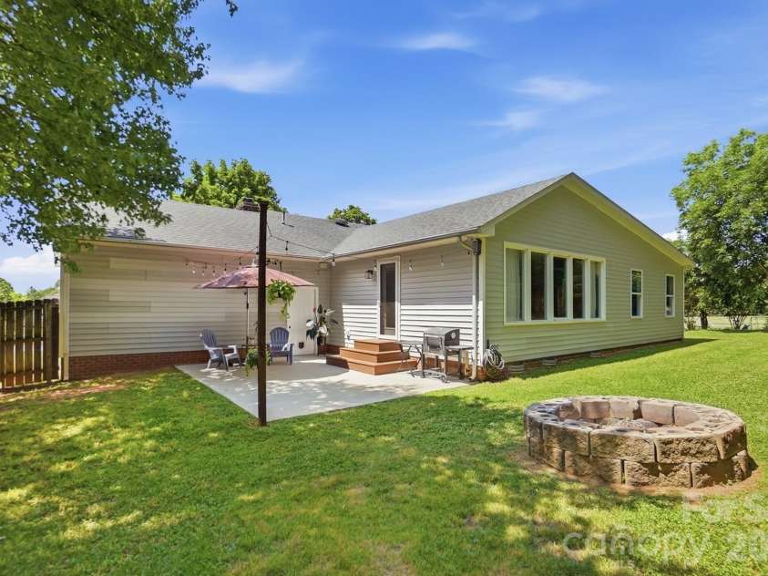 5542 Randolph Road, Kannapolis, NC 28081.  MLS# CAR4394314, YatesRealty ID 36762. Fire Pit