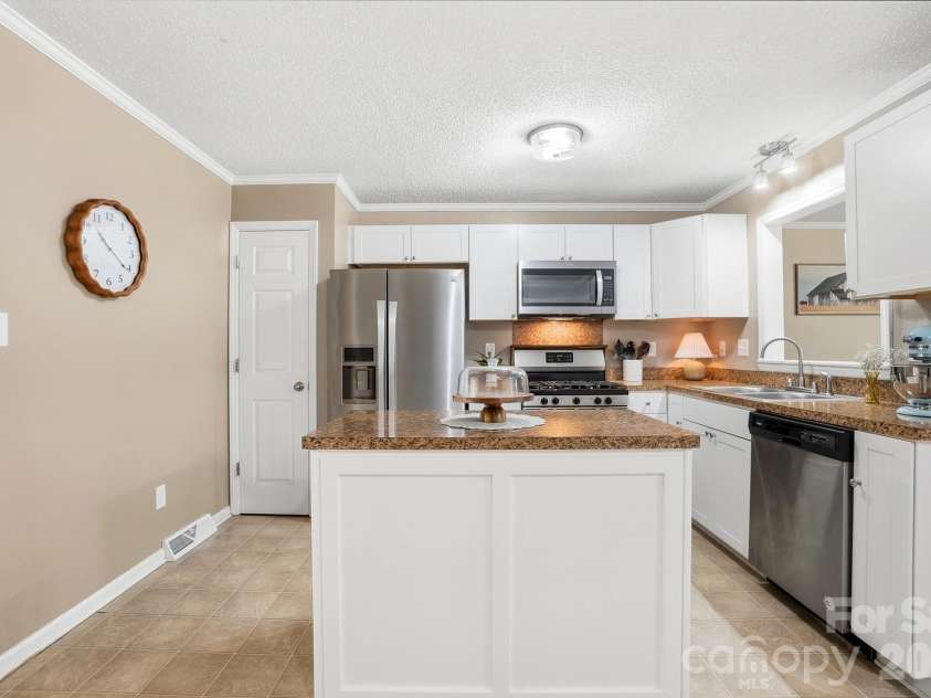 5542 Randolph Road, Kannapolis, NC 28081.  MLS# CAR4394314, YatesRealty ID 36762. Kitchen