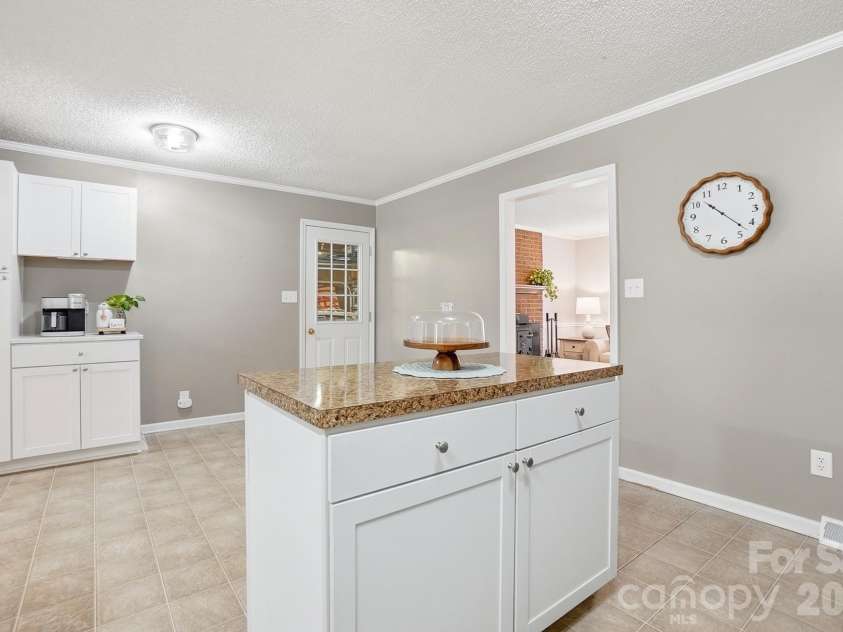 5542 Randolph Road, Kannapolis, NC 28081.  MLS# CAR4394314, YatesRealty ID 36762. Kitchen Island