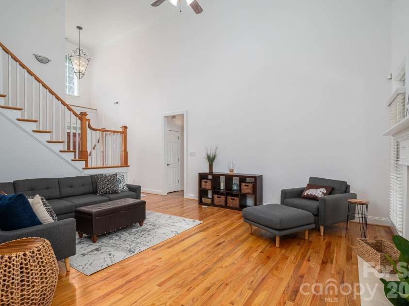 4017 Foxes Trail, Cramerton, NC 28032.  MLS# CAR4392381, YatesRealty ID 36768. Beautiful hardwoods.