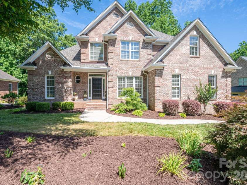 4017 Foxes Trail, Cramerton, NC 28032.  MLS# CAR4392381, YatesRealty ID 36768. Gorgeous curb appeal.