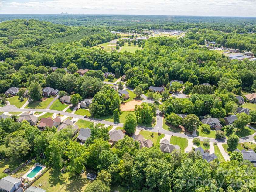 4017 Foxes Trail, Cramerton, NC 28032.  MLS# CAR4392381, YatesRealty ID 36768. Great location close to golf course!