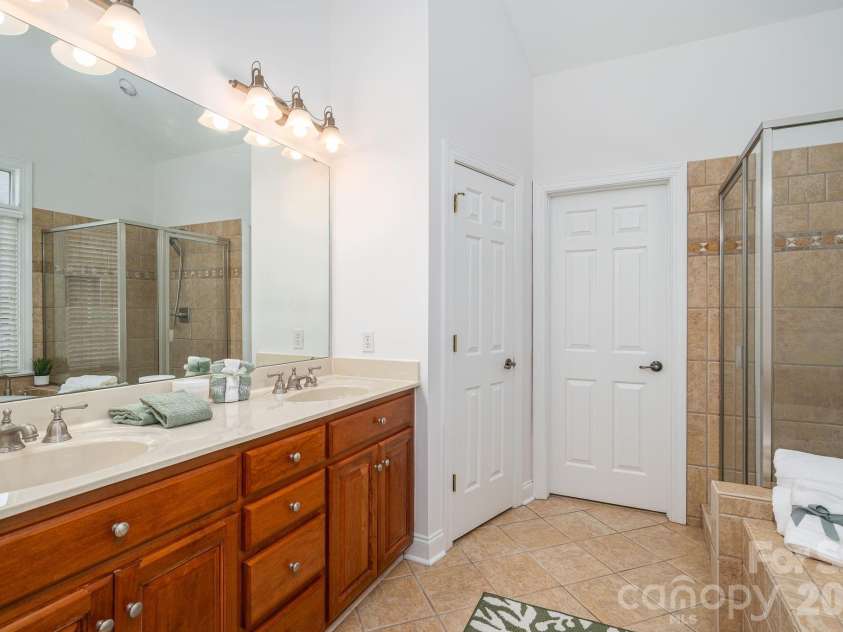 4017 Foxes Trail, Cramerton, NC 28032.  MLS# CAR4392381, YatesRealty ID 36768. Primary ensuite.