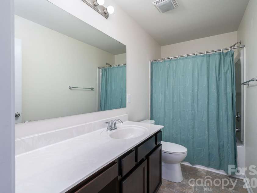 4043 Creekstone Trace, Gastonia, NC 28056.  MLS# CAR4395951, YatesRealty ID 36769. Upstairs full bath.