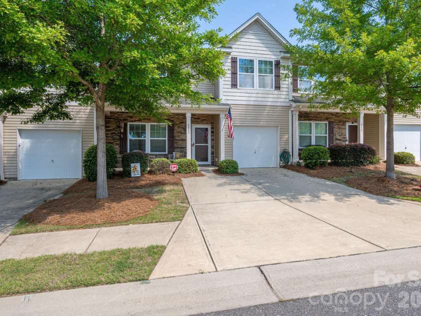 4043 Creekstone Trace, Gastonia, NC 28056.  MLS# CAR4395951, YatesRealty ID 36769. Welcome Home!