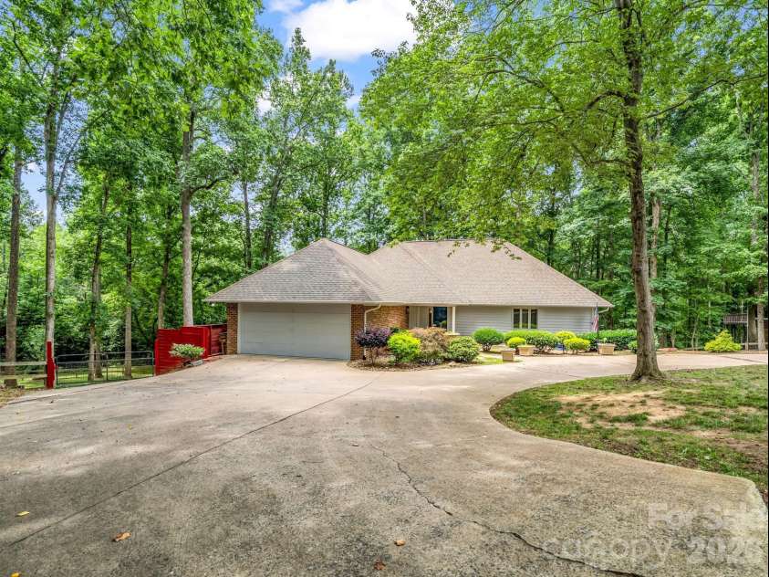 1810 Arbor Way Drive, Shelby, NC 28150.  MLS# CAR4392549, YatesRealty ID 36778. 