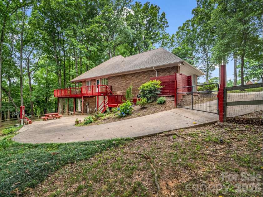 1810 Arbor Way Drive, Shelby, NC 28150.  MLS# CAR4392549, YatesRealty ID 36778. 