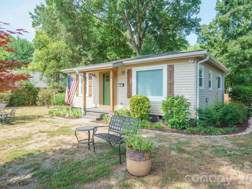 1105 Young Street, Mooresville, NC 28115.  MLS# CAR4402075, YatesRealty ID 36785. 