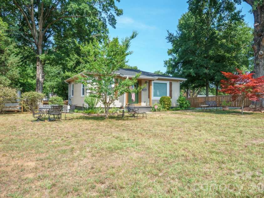 1105 Young Street, Mooresville, NC 28115.  MLS# CAR4402075, YatesRealty ID 36785. 
